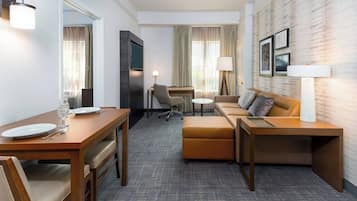 Ropa de cama de alta calidad, muebles diferentes y escritorio