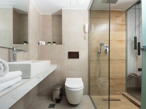 Deluxe-Dreibettzimmer | Badezimmer