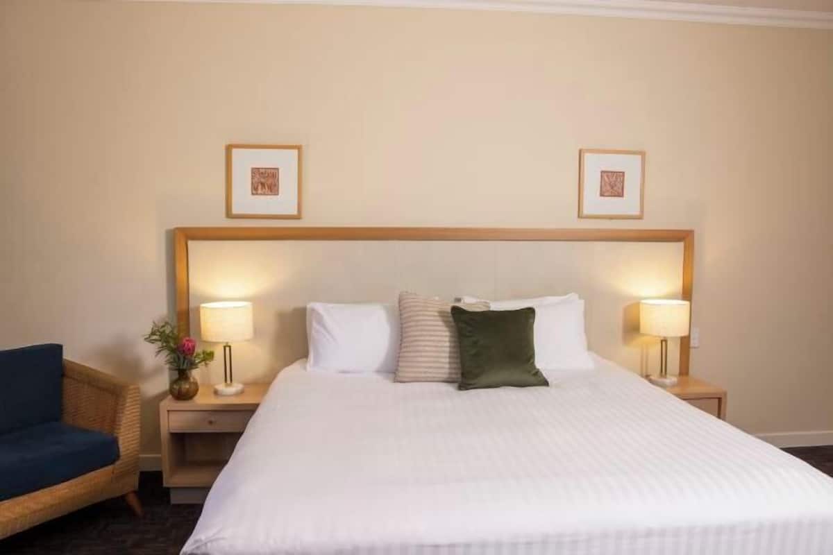 2 bedrooms, pillowtop beds, in-room safe, desk