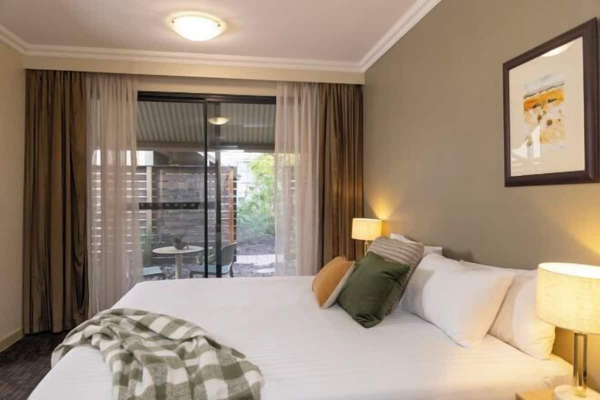 2 bedrooms, pillowtop beds, in-room safe, desk
