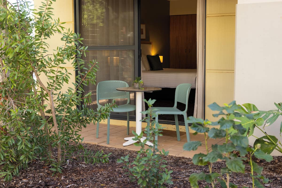 Deluxe King Spa Garden View Studio