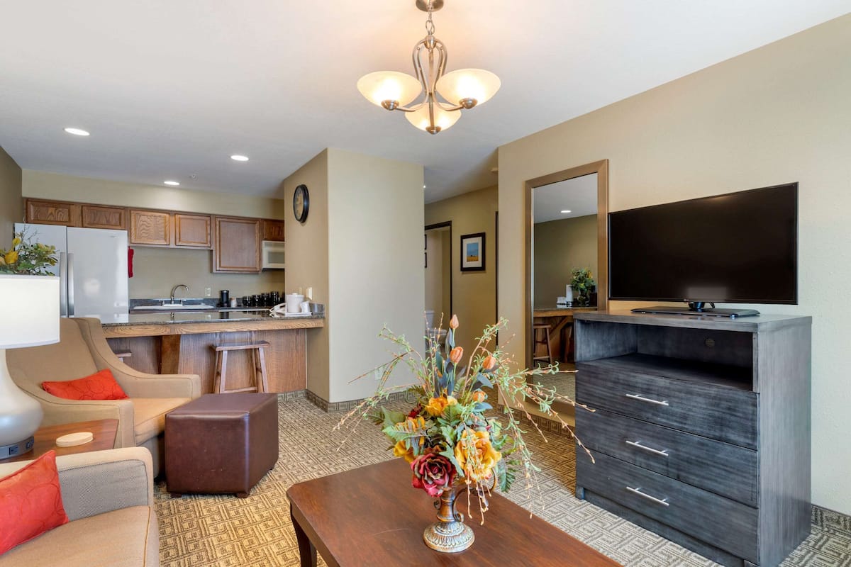 in-room safe, desk, iron/ironing board, rollaway beds