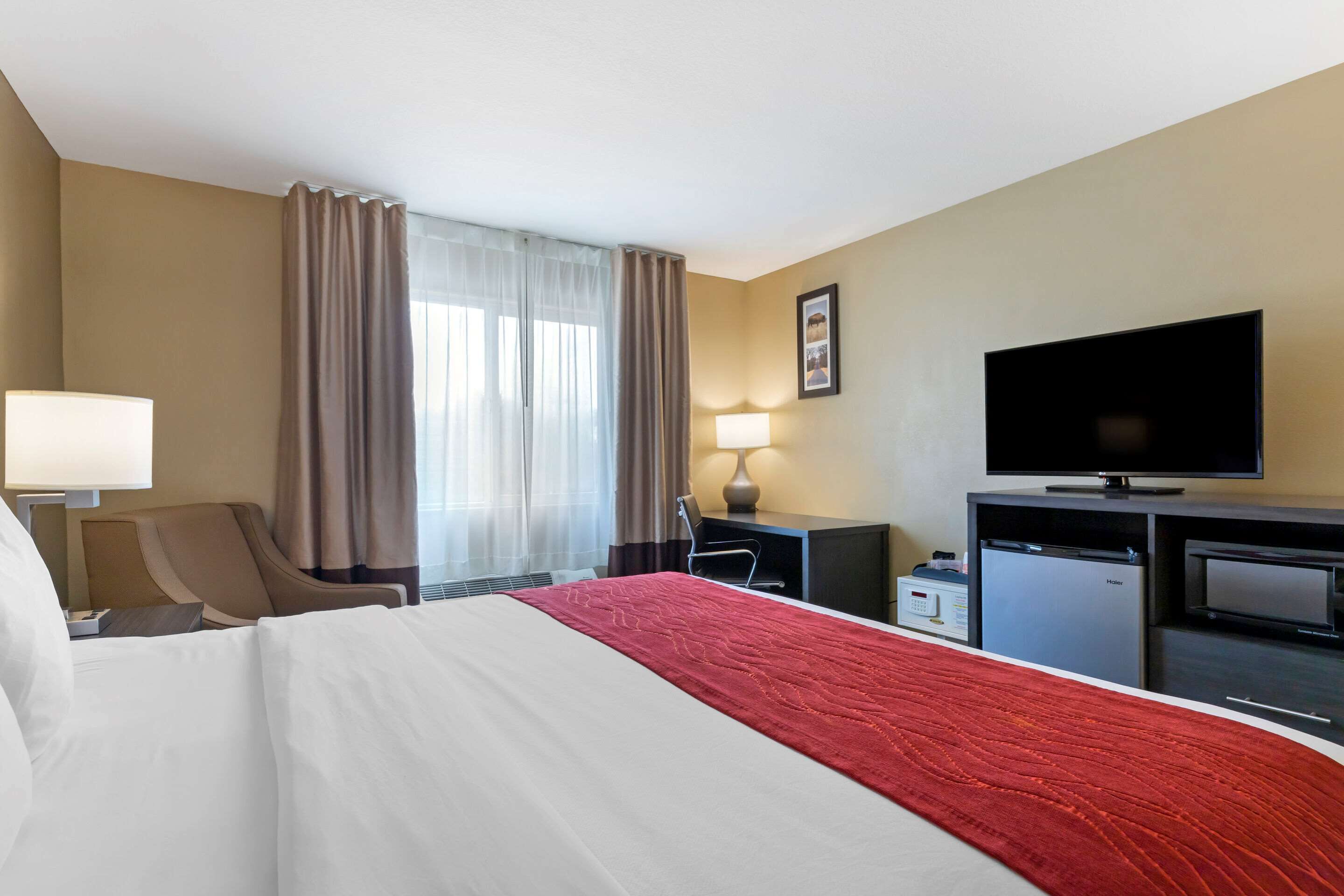 room, 1 king bed, accessible, non smoking | in-room safe, desk, iron/ironing board, rollaway beds