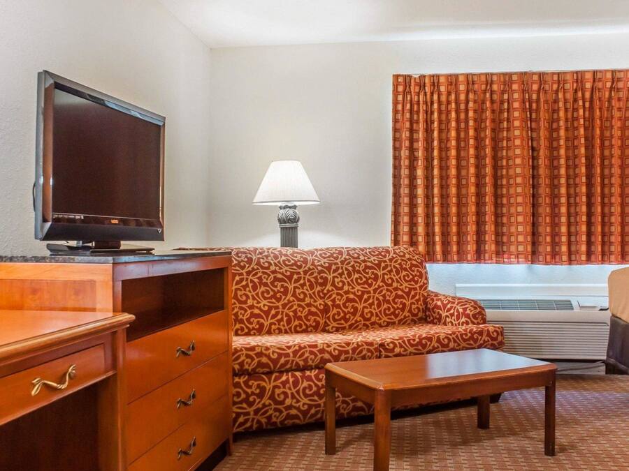 Skrivebord, strykejern/-brett og ekstrasenger (mot et tillegg)