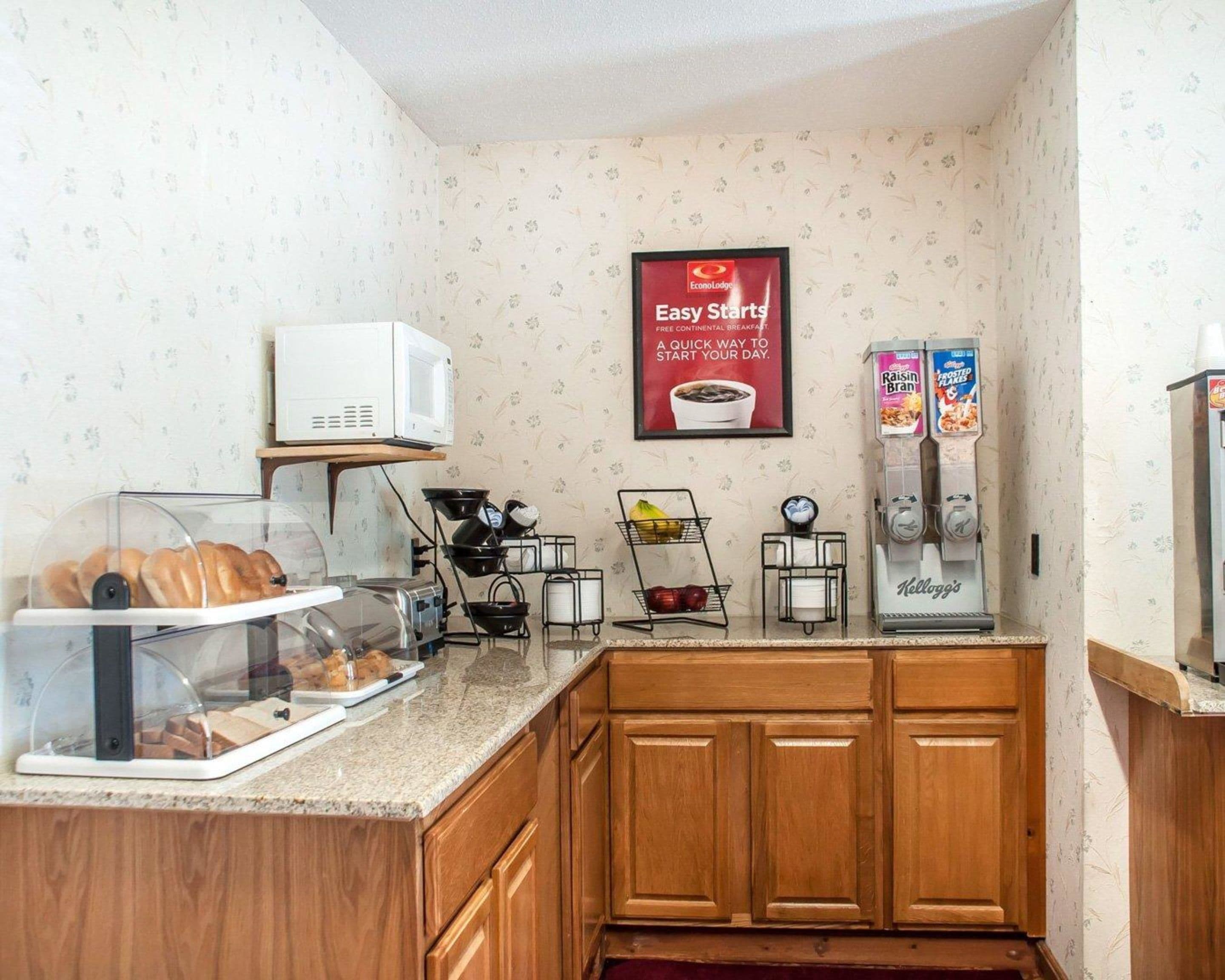 朝食 (フル ブレックファスト)、毎日提供 (無料)