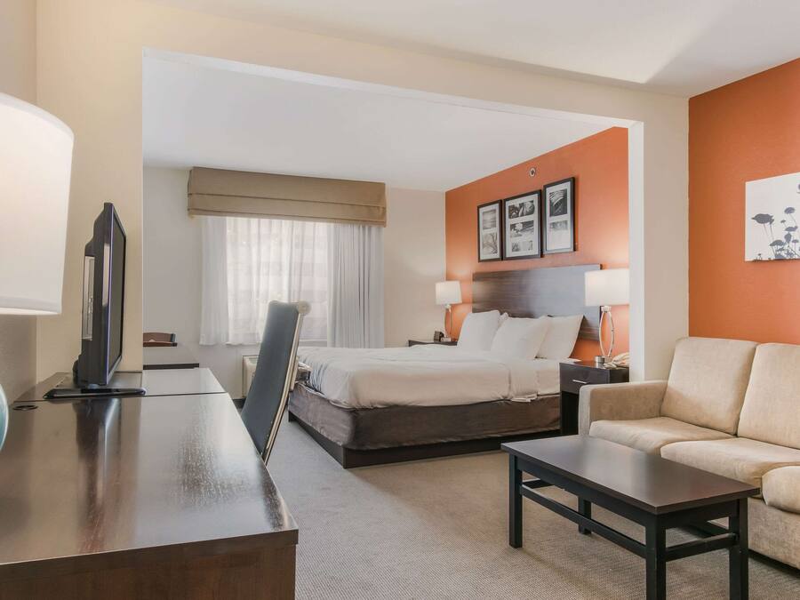 Cortinas blackout, ferros/tábuas de passar roupa, berços grátis