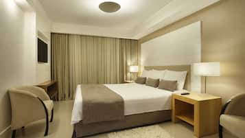 Minibar, coffres-forts dans les chambres, bureau