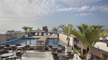 2 outdoor pools