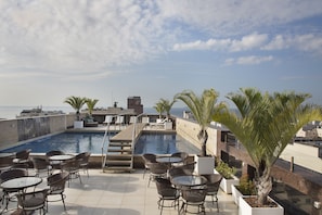 2 outdoor pools