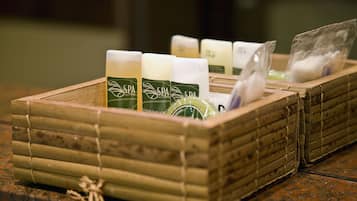 Un expositor de madera con varios productos de spa.