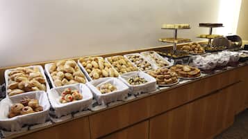 Free daily buffet breakfast