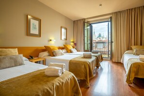 Minibar, in-room safe, desk, blackout curtains - Hotel Victoria 4 (Madrid)