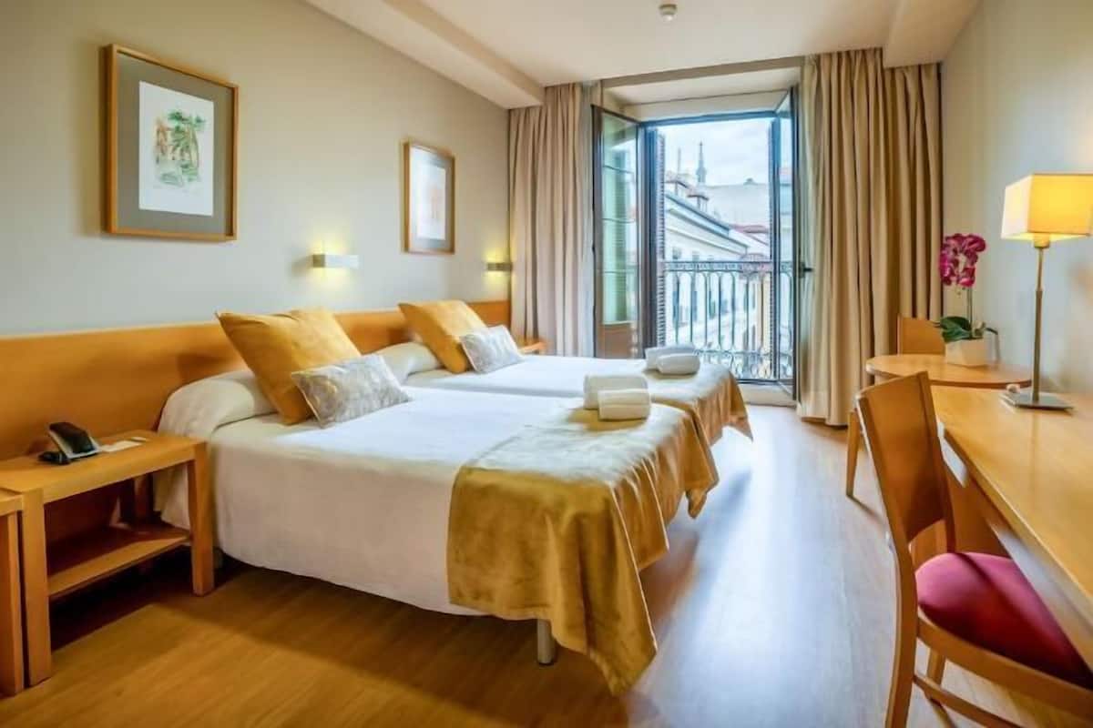 Minibar, una cassaforte in camera, una scrivania, tende oscuranti