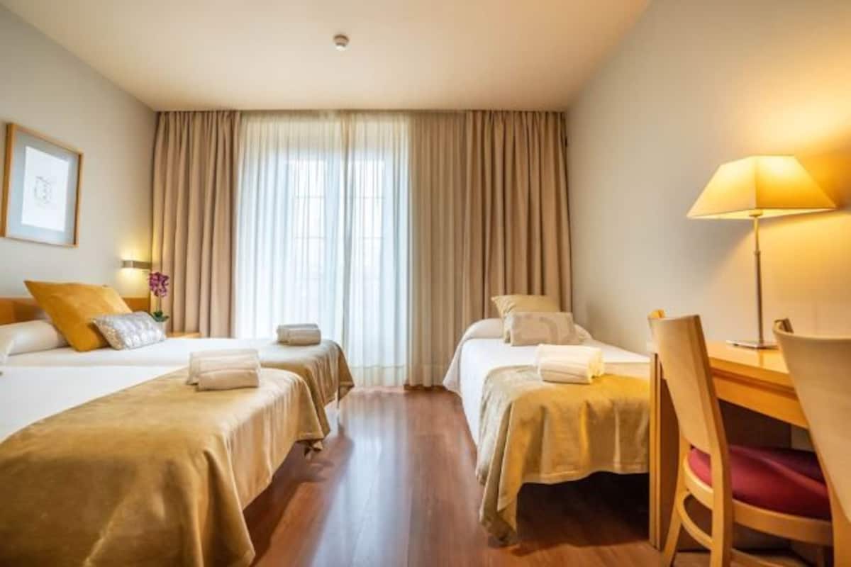 Minibar, brankas, meja kerja, dan tirai kedap cahaya
