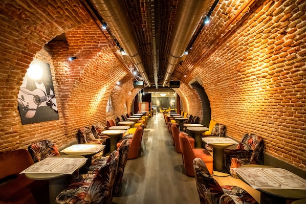 每日供應吃到飽早餐 (每人 EUR12)