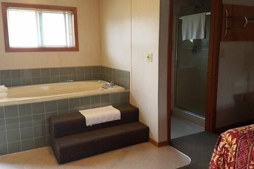 Combined shower/tub, towels