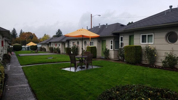 Property grounds - Milwaukie Inn Portland South (Milwaukie)