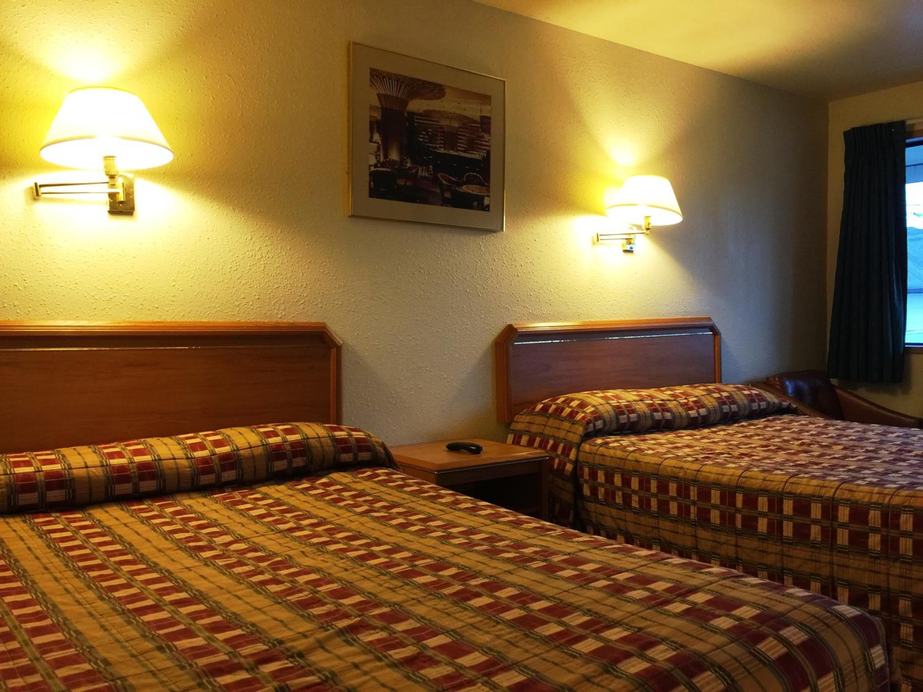 Muebles diferentes, wifi gratis, ropa de cama y despertador 