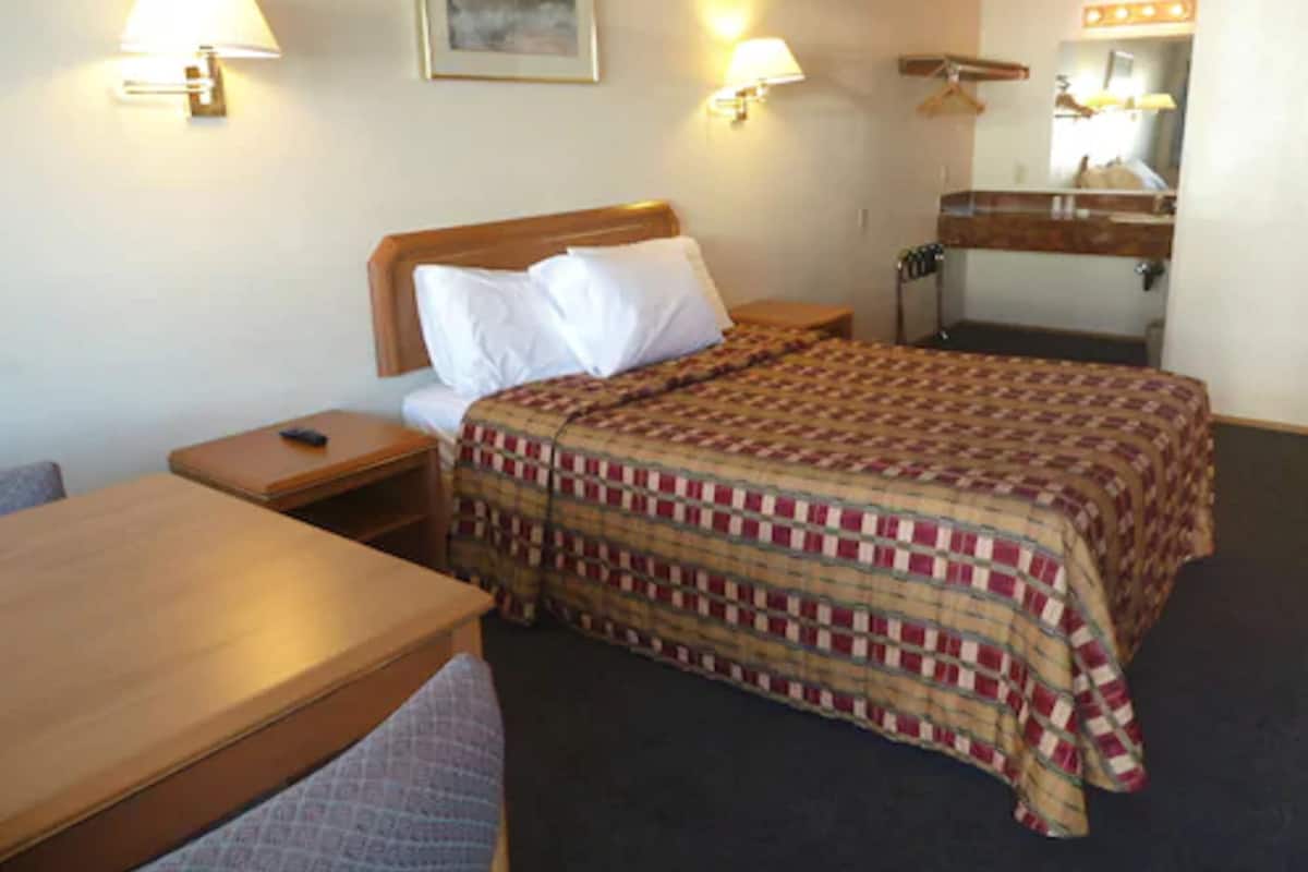 Standaard kamer, 1 kingsize bed | Individueel gemeubileerd, gratis wifi, beddengoed, een wekker