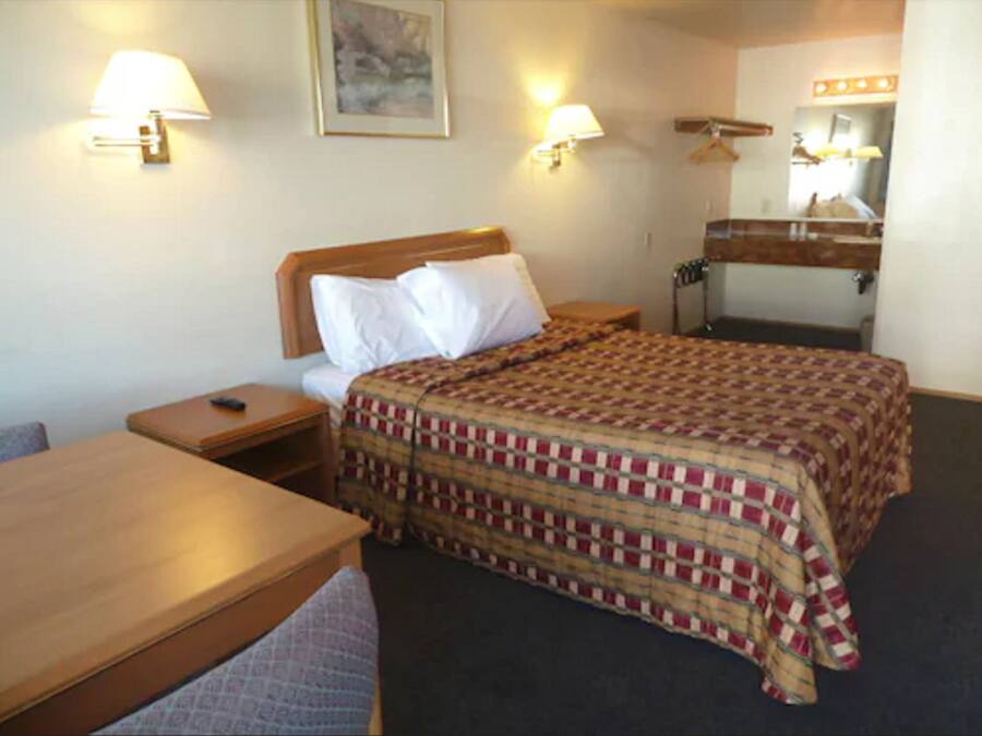 Standard Room, 1 King Bed | Individually furnished, free WiFi, bed sheets, alarm clocks