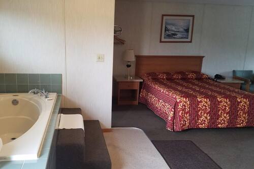 Individually furnished, free WiFi, bed sheets, alarm clocks