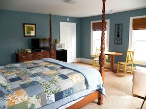 Pineapple Suite, One King, One Sofa Bed | Individually decorated, individually furnished, iron/ironing board