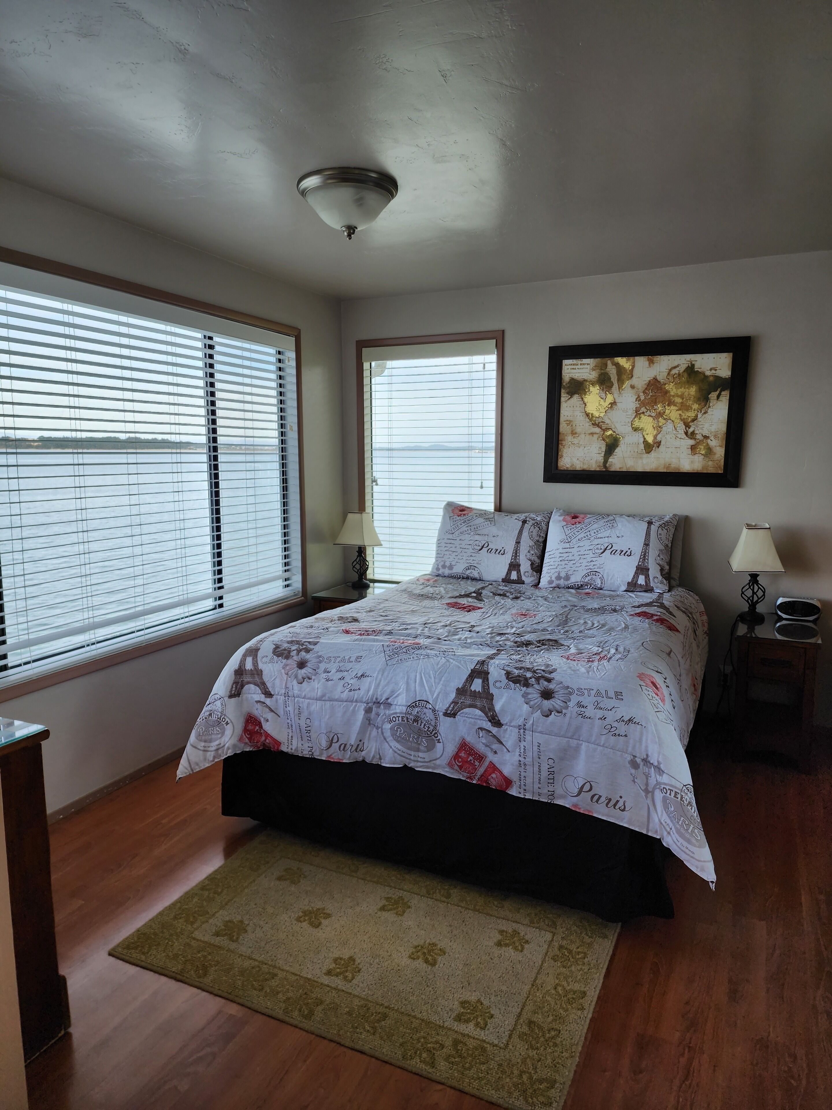 Waterfront Condo Upper (No Pets Allowed) | Literie de qualité, accès au Wi-Fi (inclus), literie fournie