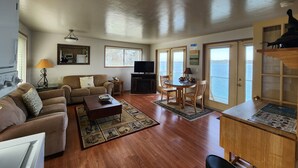 Waterfront Condo Upper (No Pets Allowed) | 起居区