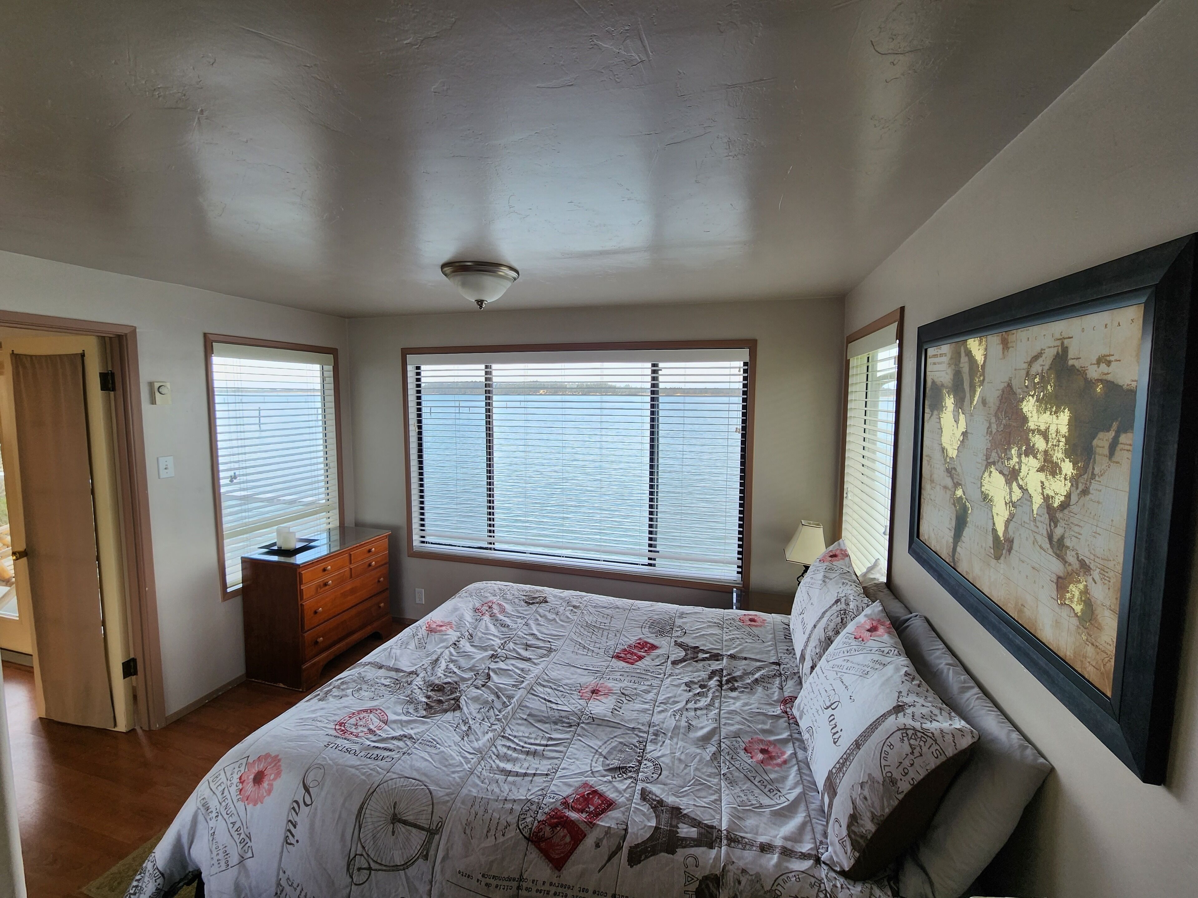 Waterfront Condo Upper (No Pets Allowed) | Premium bedding, free WiFi, bed sheets