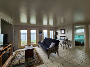 คอนโด | บริเวณนั่งเล่น | ทีวีจอแบน 32 �นิ้ว พร้อมช่องเคเบิล, ทีวี