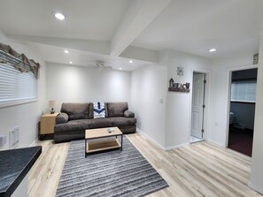 เคบิน, 1 ห้องนอน | บริเวณนั่งเล่น | ทีวีจอแบน 32 นิ้ว พร้อมช่องเคเบิล, ทีวี