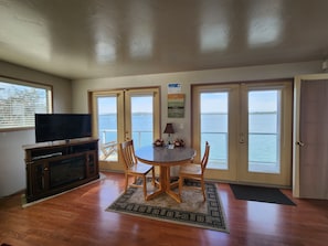 Waterfront Condo Upper (No Pets Allowed) | 客室内のダイニングエリア
