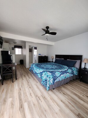 Deluxe Studio Suite, 1 King Bed, Non Smoking, Kitchenette