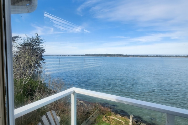 Waterfront Condo Upper (No Pets Allowed) | Terrace/patio