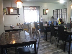 Breakfast and dinner served - Western Motel (Lovell)