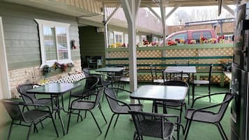 Traditional Room | Terrace/patio