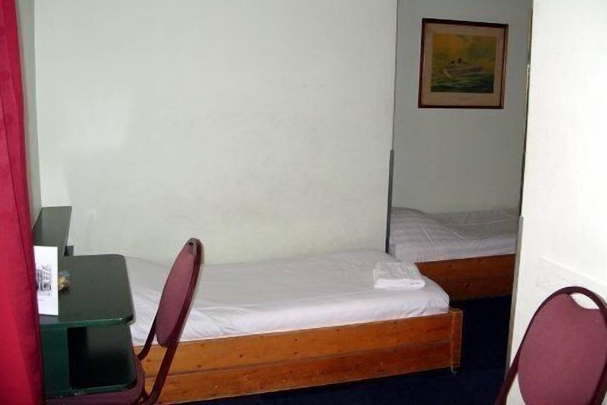 Chambre Triple Standard, 3 lits une place, salle de bains commune