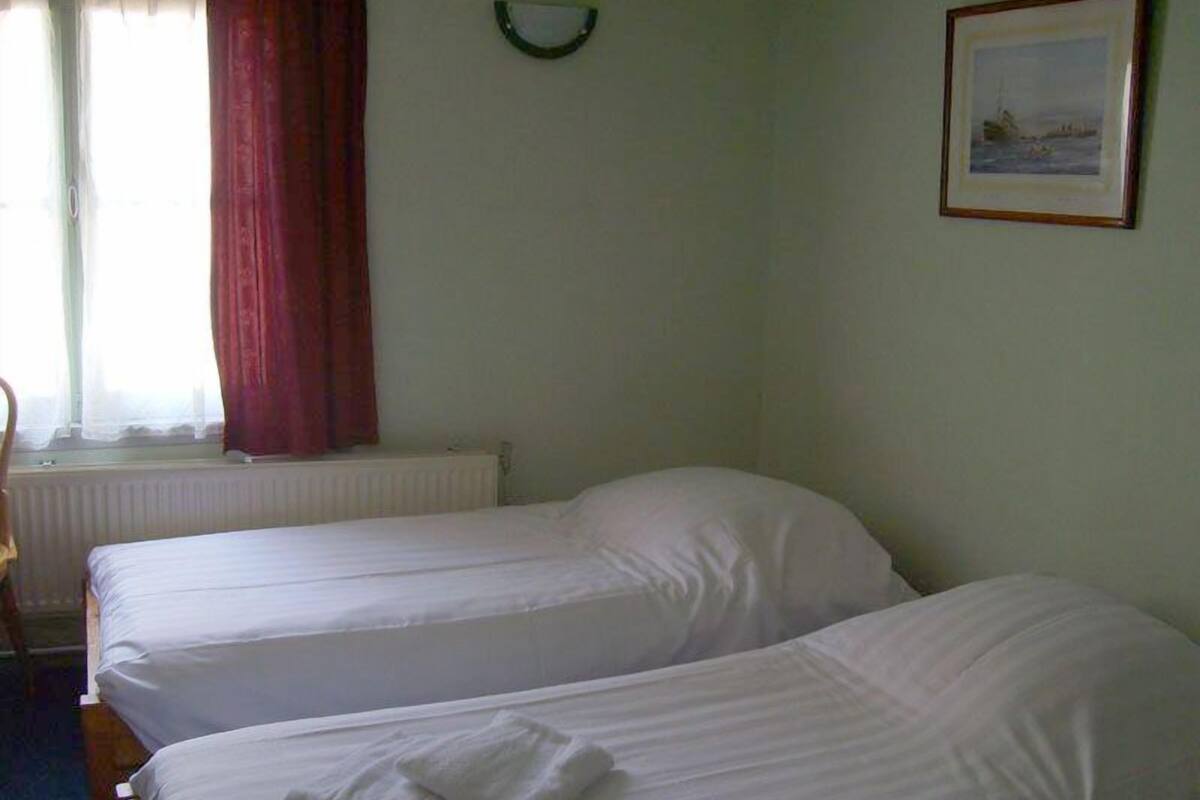 Chambre Standard, 2 lits une place, salle de bains commune