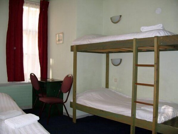 Chambre Quadruple, salle de bains commune