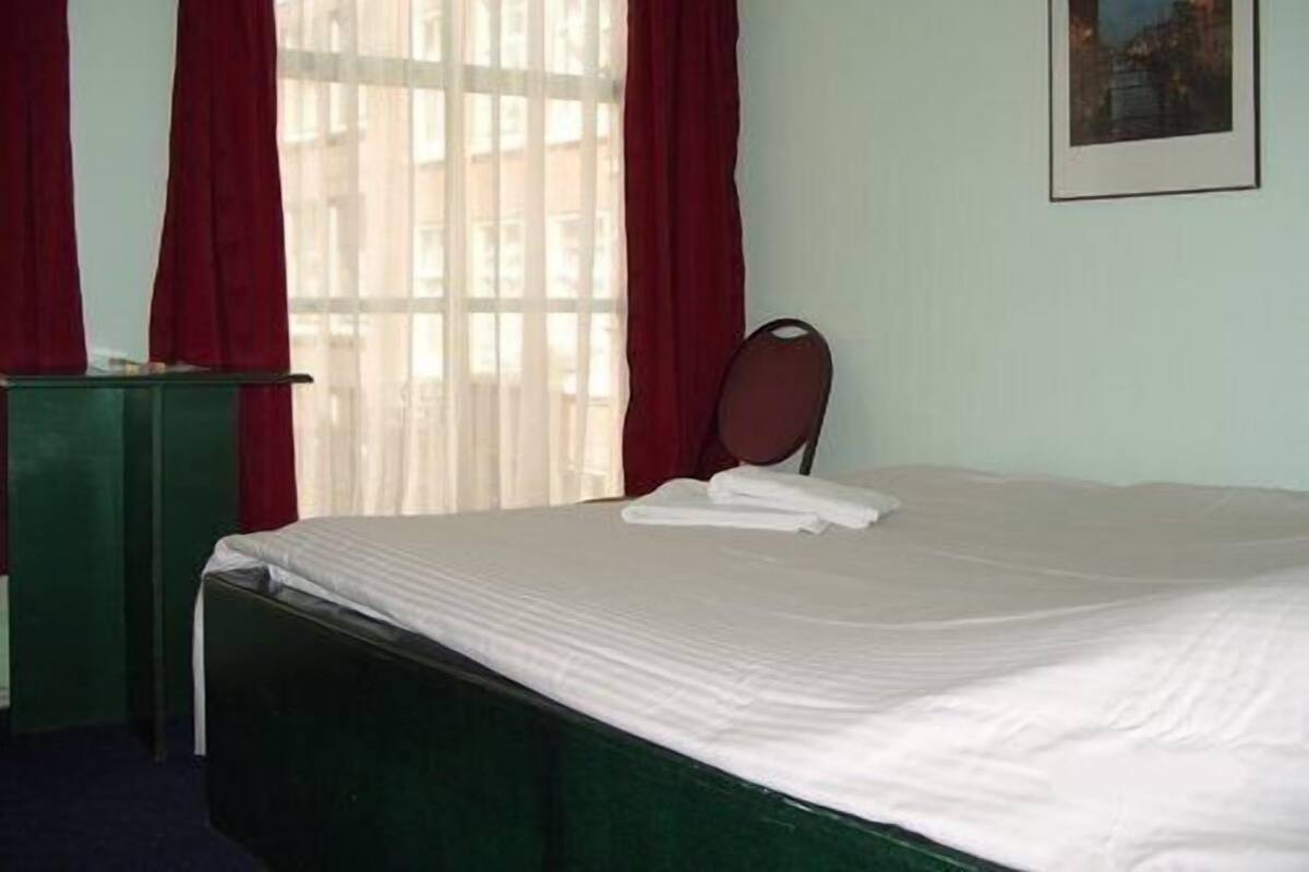 Chambre Standard, 1 lit double, salle de bains commune