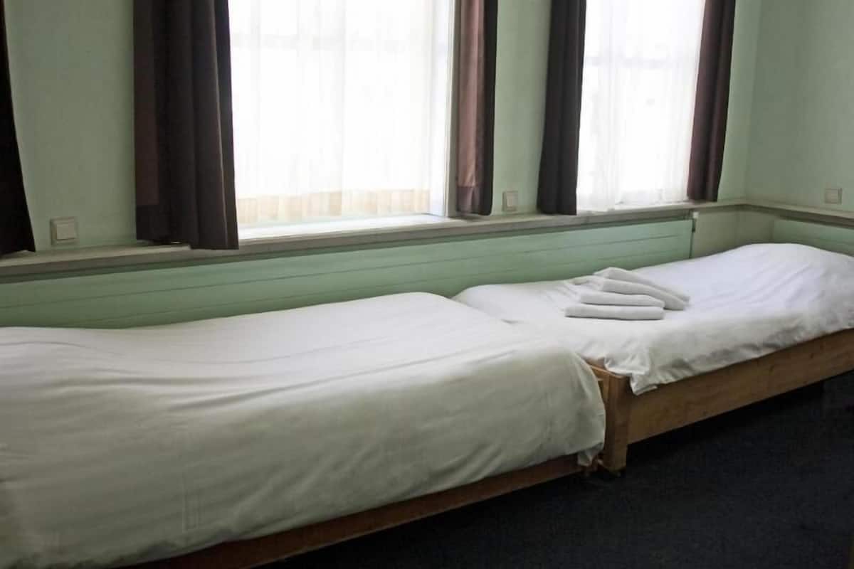 Chambre Quadruple, salle de bains commune | Vue depuis l’hébergement