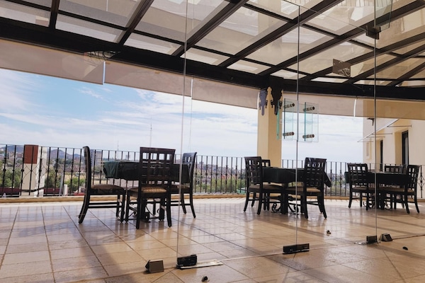 供應早餐、午餐、晚餐;意大利菜