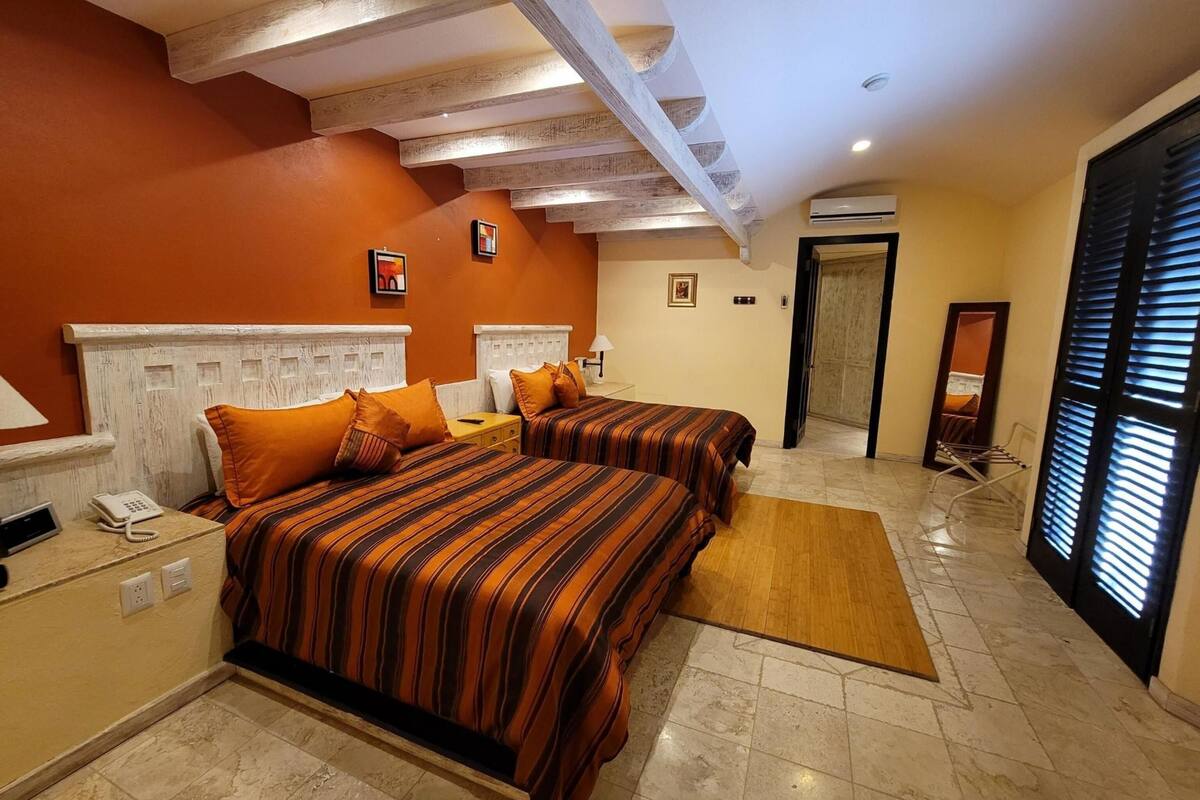Ropa de cama de alta calidad y caja de seguridad en la habitación