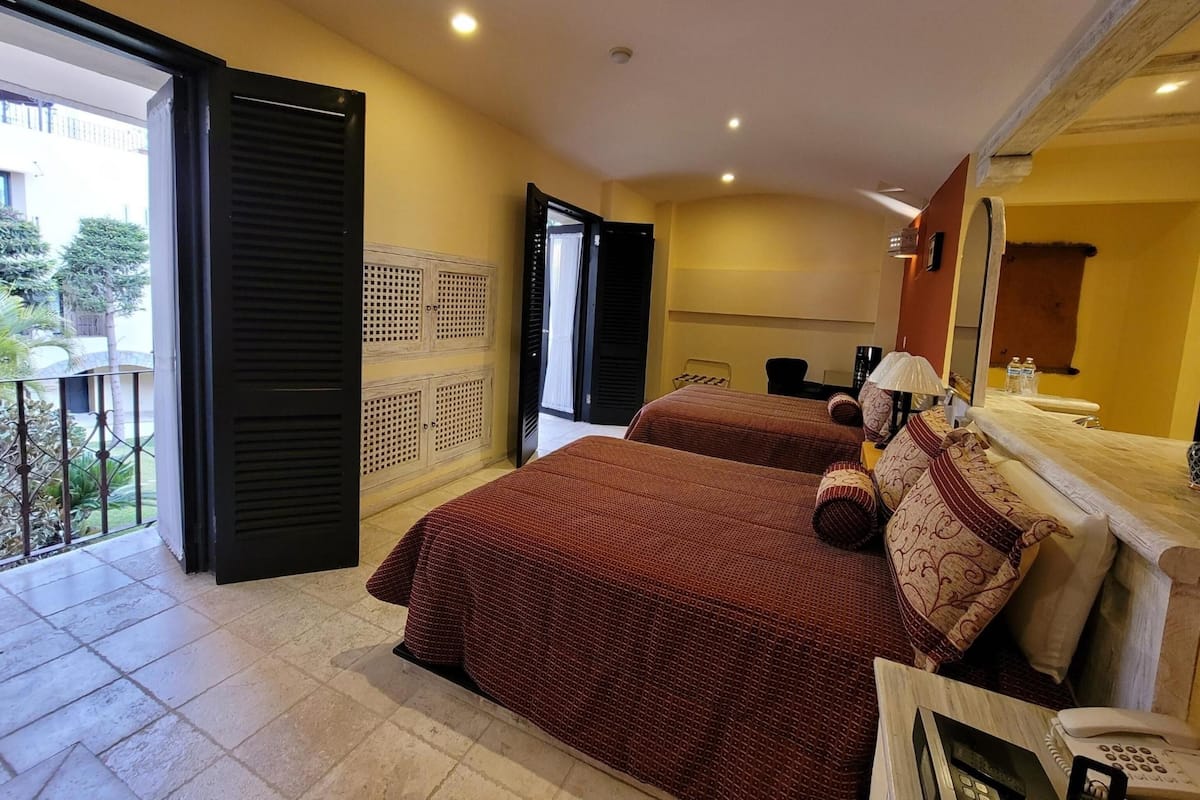 Ropa de cama de alta calidad y caja de seguridad en la habitación