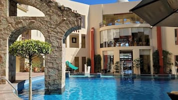 Piscina externa, funciona das 9h às 19h, guarda-sóis