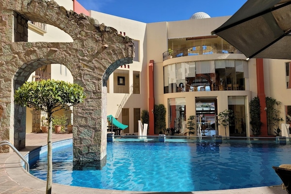 Außenpool, geöffnet von 09:00 Uhr bis 19:00 Uhr, Sonnenschirme