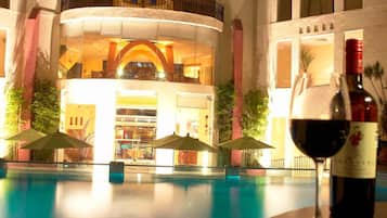 Piscine extérieure, parasols de plage