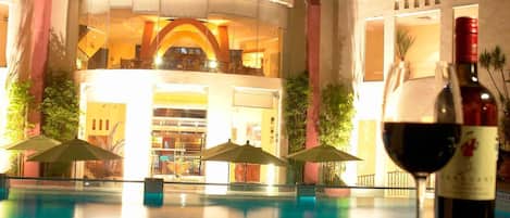 室外游泳池,09:00 至 19:00 开放,池畔遮阳伞