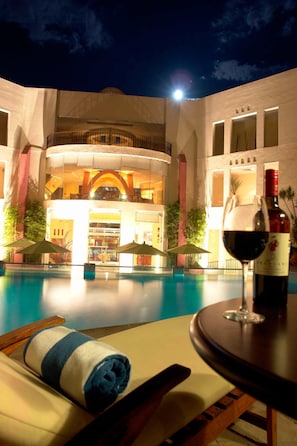 Outdoor pool, open 9 AM to 7 PM, pool umbrellas - Quinta las Alondras Hotel and Spa (Guanajuato)