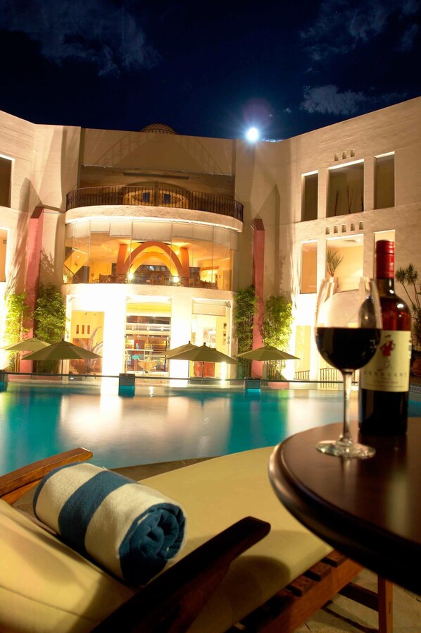 Außenpool, geöffnet von 09:00 Uhr bis 19:00 Uhr, Sonnenschirme